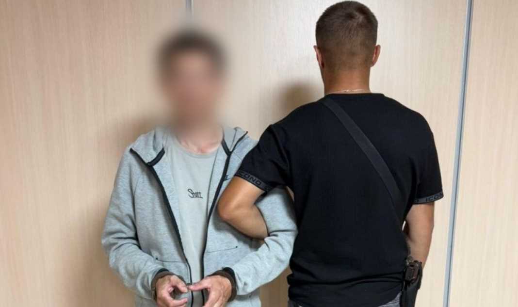 Рецидивист запугал несовершеннолетнюю обвинениями "в сотрудничестве с РФ" и изнасиловал на кладбище