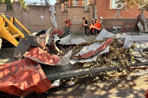 У Харкові прибирають після прильоту по будівлі вишу (фото)