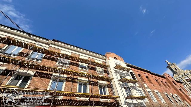 У Харкові відновлюють будинок, зруйнований ракетою (фото)