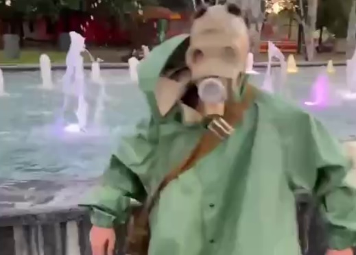 Человек в противогазе