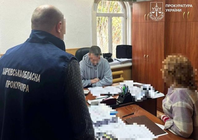 Правоохранители и подозреваемая