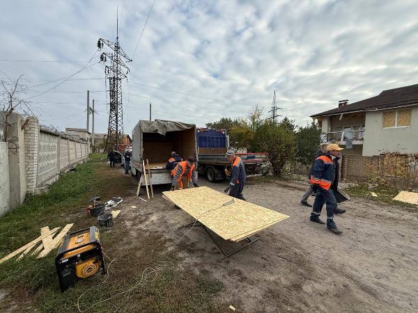 В Харькове убирают после ночного обстрела: повреждены 40 домов (фото)