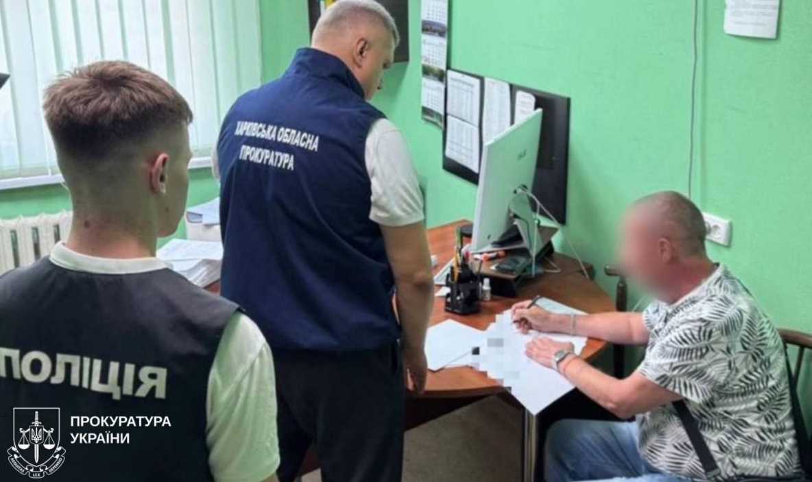 Директор харківської лікарні виплатив фальшивим співробітникам мільйон