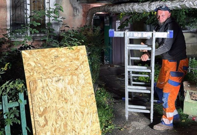 В Харькове убирают после прилетов вечером 12 октября (фото)