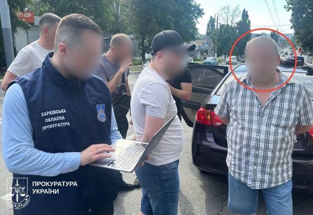 По 10 тысяч долларов с человека: в Харькове будут судить "бизнесмена", предлагавшего мужчинам нелегальный выезд за границу