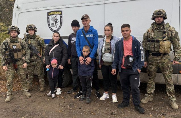 С линии фронта в Харьковской области эвакуировали семью с двумя детьми (фото, видео)
