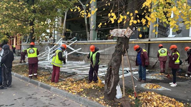 В Харькове убирают после обстрела вечером 13 октября (фото)