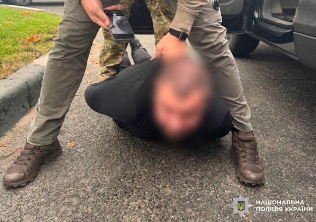 Видали себе за ТЦК: у центрі Харкова банда викрала чоловіка і забрала в нього 100 тисяч доларів