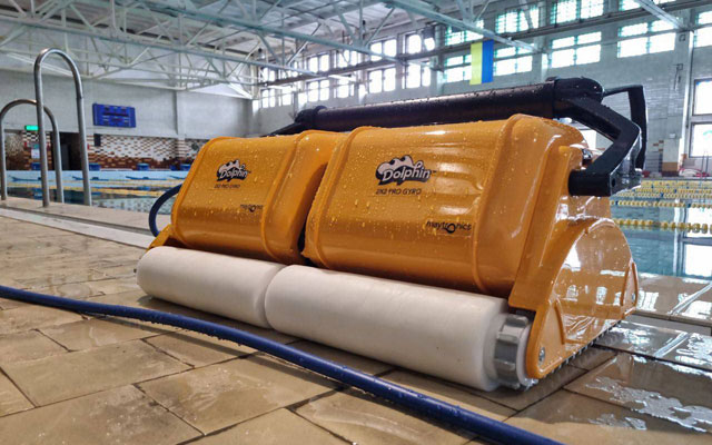 Басейн ХПІ отримав робот-пилосос Dolphin