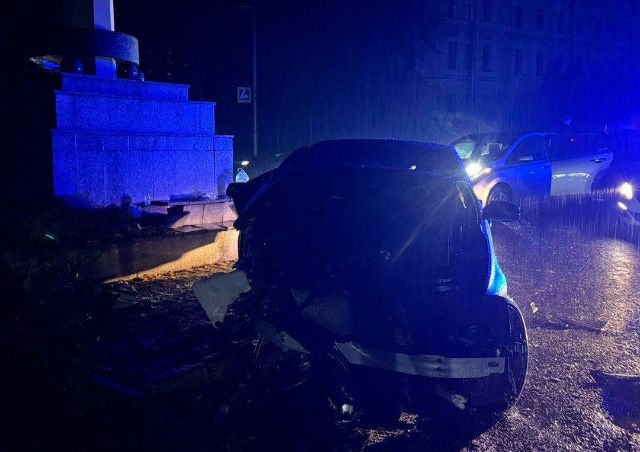 У центрі Харкова BMW протаранив пам’ятник: 4 постраждалих (фото)