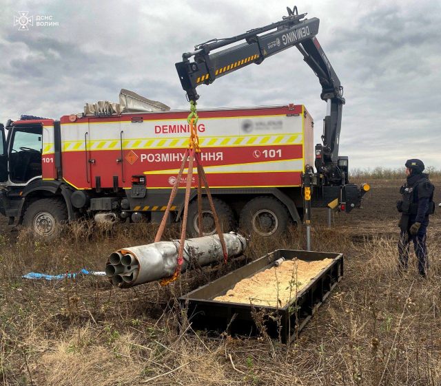 В Харьковской области люди нашли тубус с неразорвавшимися авиационными ракетами (фото)
