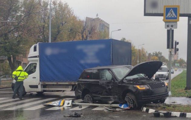 Аварія з вантажівкою: машина знесла дорожній знак, на дорозі затор (фото, доповнено)