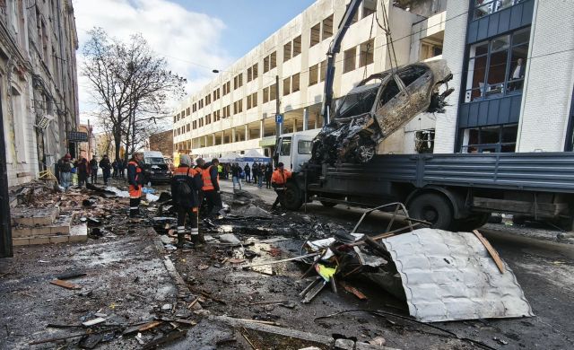 В Харькове убирают после ударов по детскому саду 22 октября (фото)