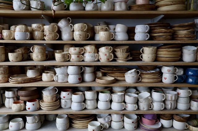 «Коли працюєш руками - думки заспокоюються»: історія харків’янки, яка відкрила керамічну майстерню у Львові (фоторепортаж)