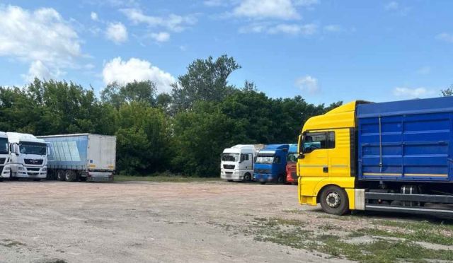 Харьковчанин захватил землю и устроил там стоянку