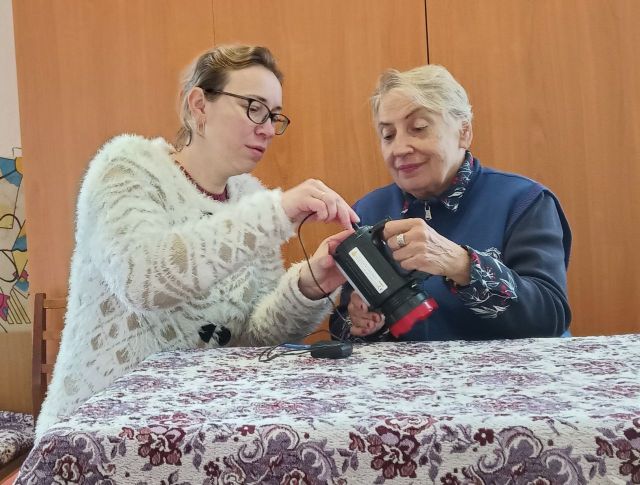 Пенсіонерка і соцробітник