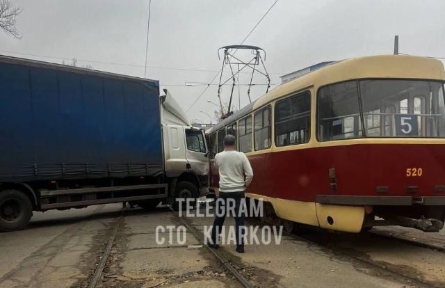 В Харькове грузовик врезался в трамвай (фото, видео)