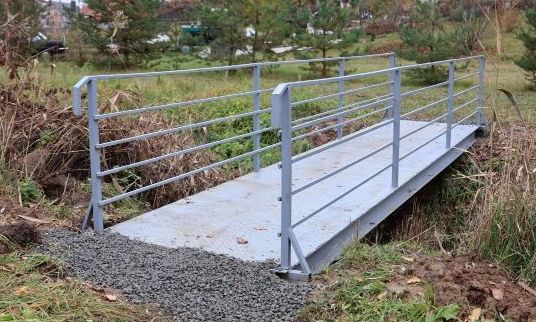 В пригороде Харькова отремонтировали пешеходный мост