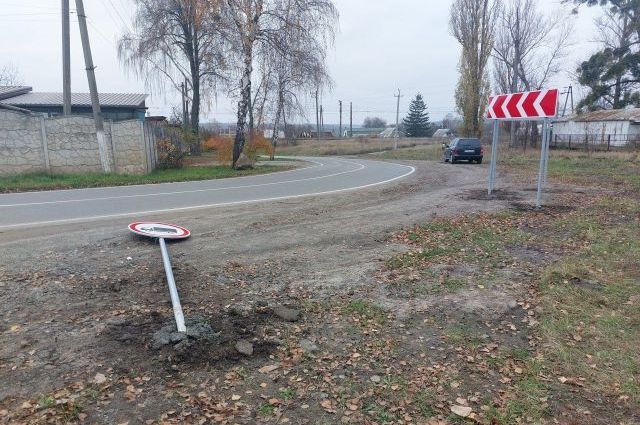 Поврежденный дорожный знак