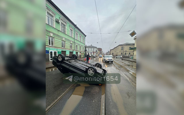 В Харькове на улице Полтавский Шлях перевернулся автомобиль (фото)