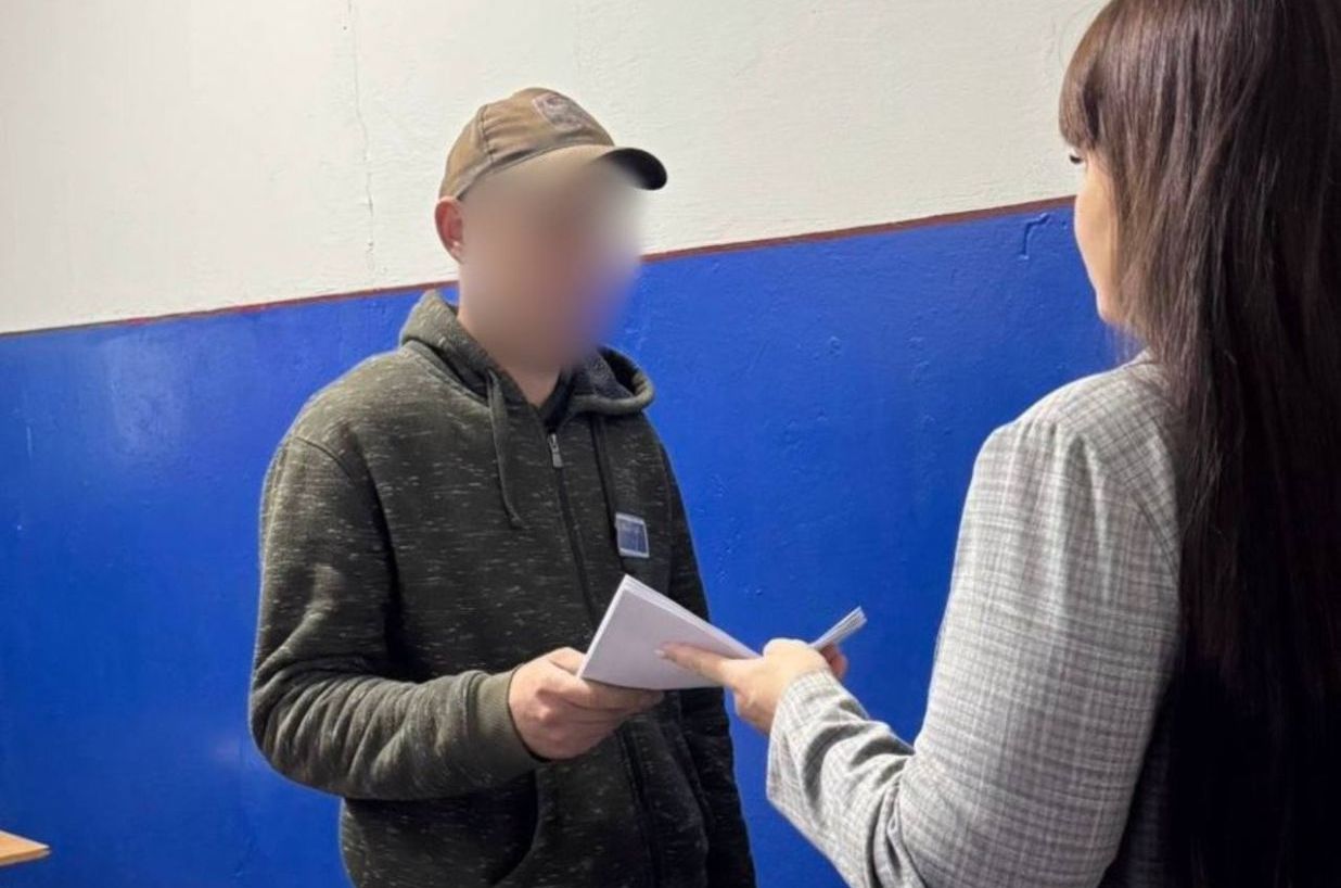 Підозрюваний та співробітниця прокуратури