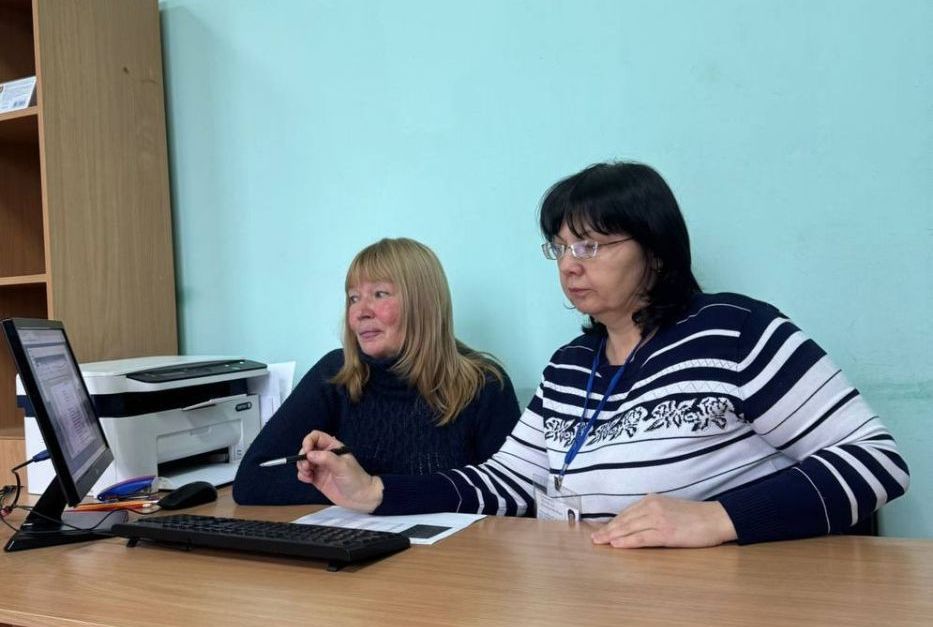 Женщины за ноутбуком