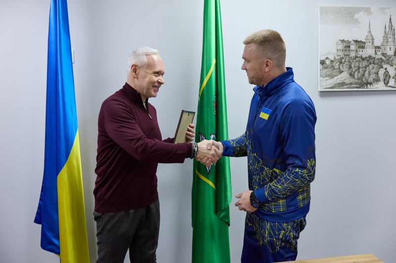 Мэр вручает награду