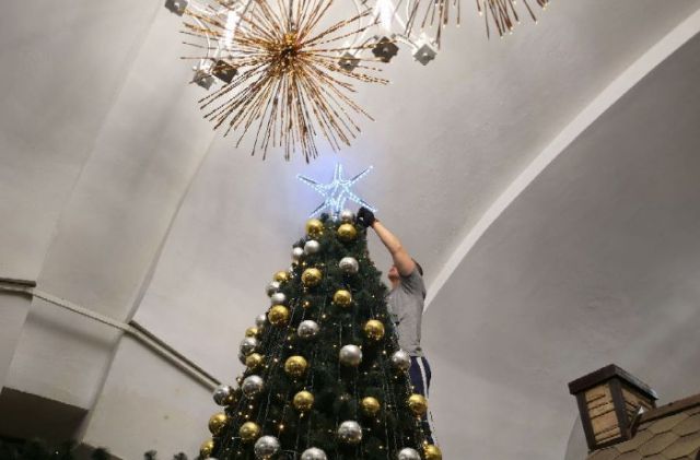 Харьковское метро начали украшать к Новому году (фото)