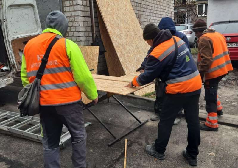 В Харькове продолжается ликвидация последствий ночного обстрела (фото)