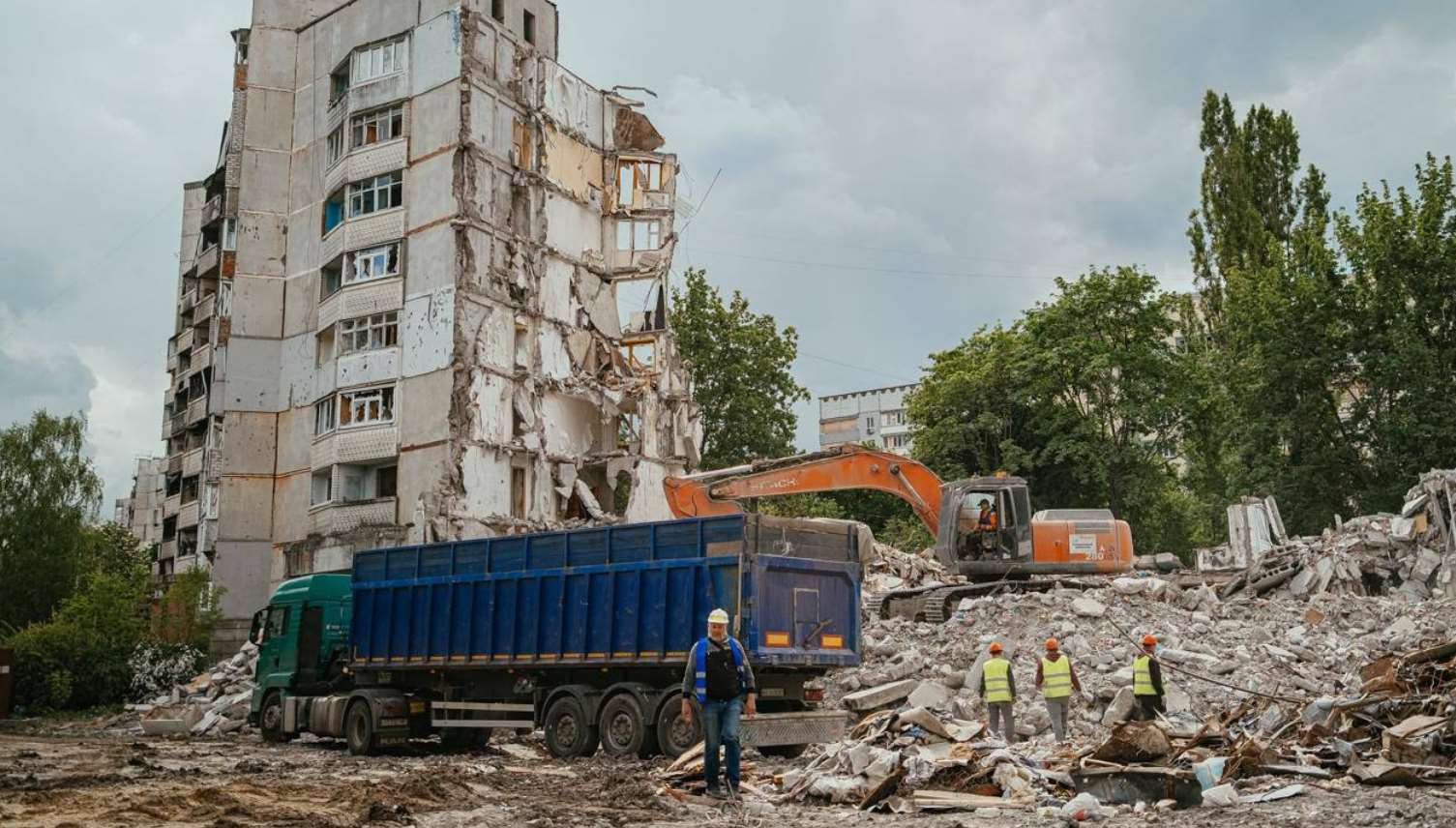В Харькове демонтируют поврежденные обстрелами дома (фото)