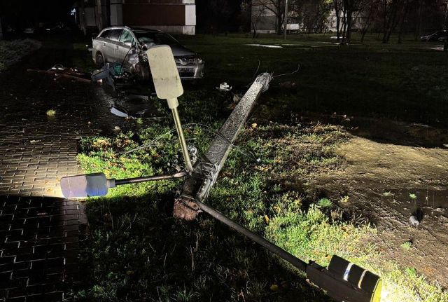 В Харькове машина врезалась в столб и вылетела на детскую площадку (фото)