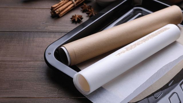Пергаментная бумага, которую мы недооцениваем: 7 ситуаций, где она спасает лучше фольги и плёнки