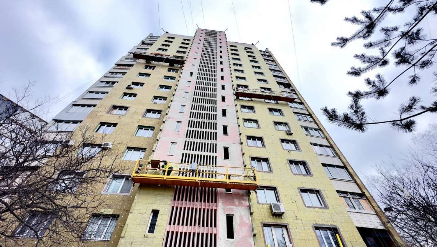 У Харкові відновлюють пошкоджений обстрілами будинок, утеплюючи його