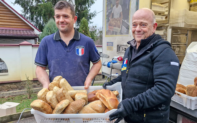 Французькі волонтери печуть хліб у Харківській області