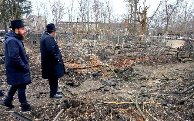 Авіабомба зруйнувала сотні могил на єврейському кладовищі в Харкові (фото)