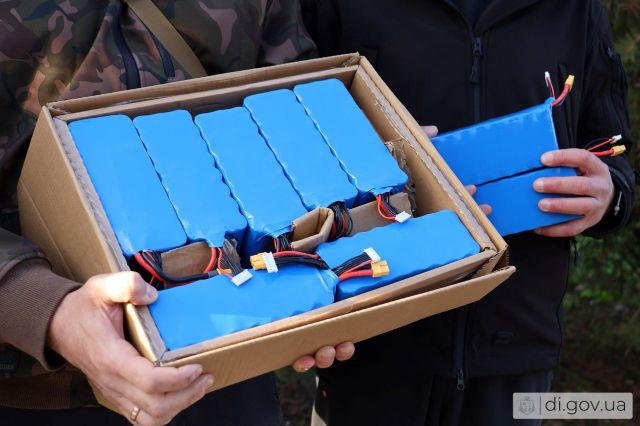 На Харківщині військові отримали партію акумуляторів для FPV-дронів