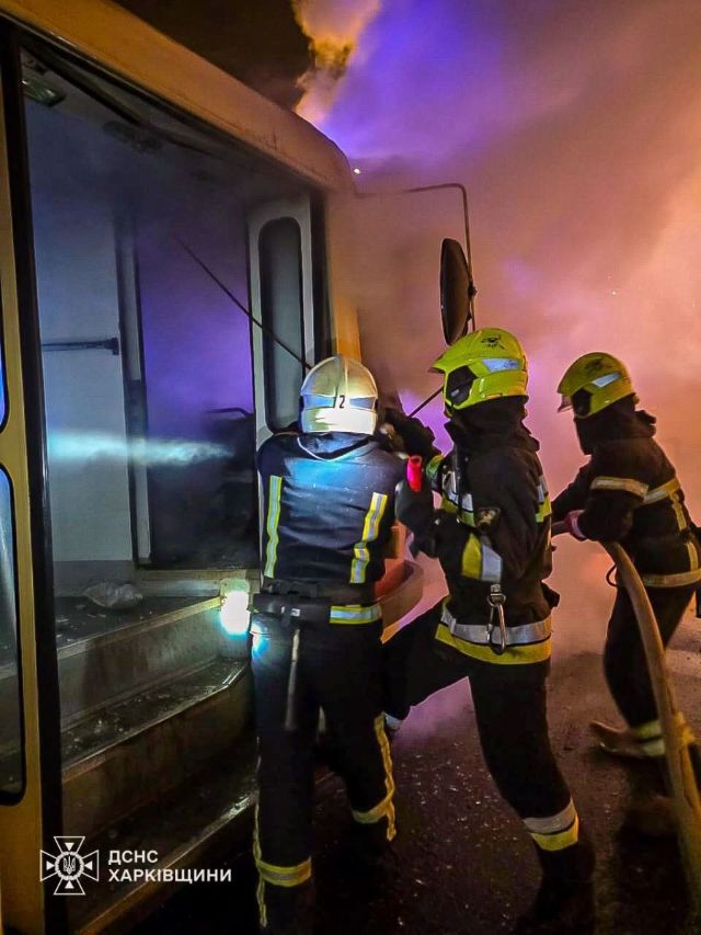 В Харькове столкнулись Volkswagen и трамвай, на месте аварии возник пожар (фото)