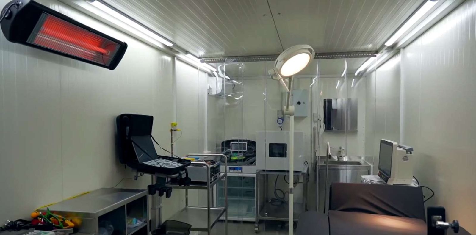 Защитникам Харьковской области передали бронированные модульные пункты для неотложной медпомощи (видео)