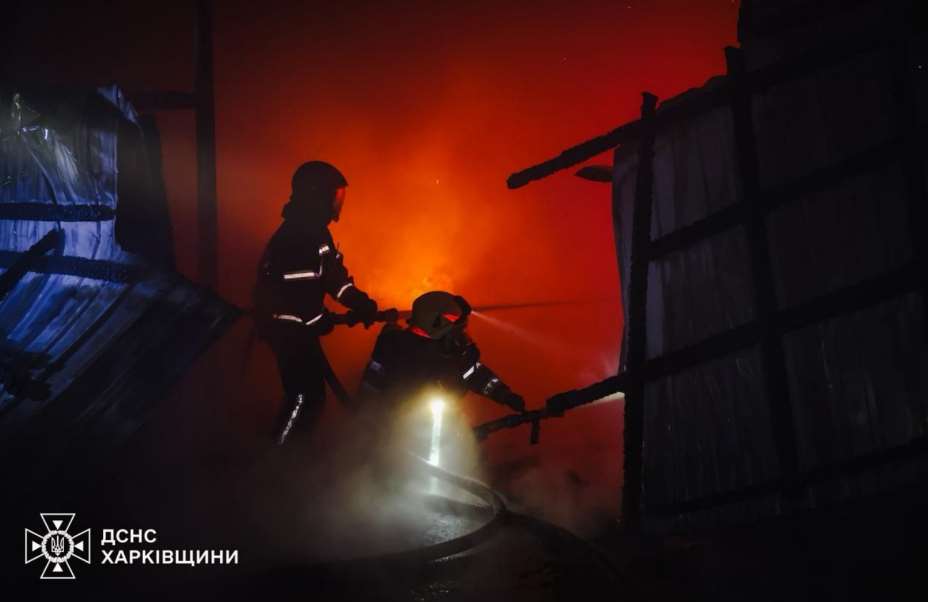 В Харькове - огромный пожар на складе (фото)