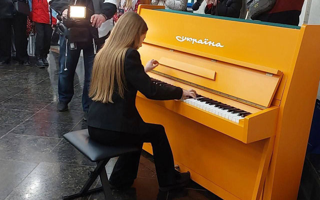 Піаніно з Бахмута встановили в метро Харкова (фото)