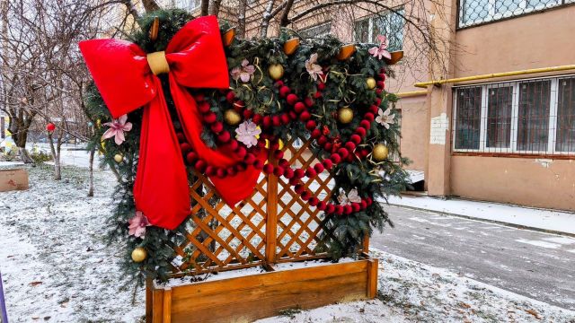 Фотозона і гірлянди: на Салтівці прикрашають двори до Нового року (фото)
