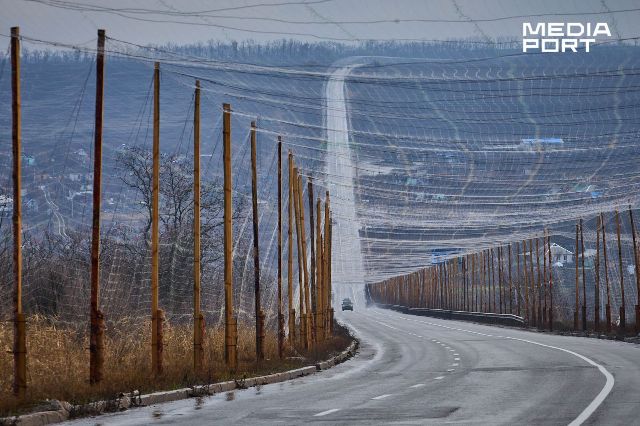 Ізюм затягують антидроновими сітками (фото)