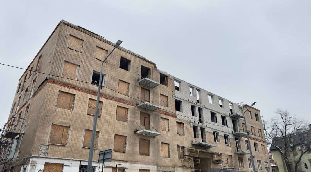 В центре Харькова восстанавливают разрушенный обстрелами дом (фото)