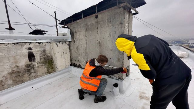 В Харькове ремонтируют поврежденный обстрелом дом (фото)
