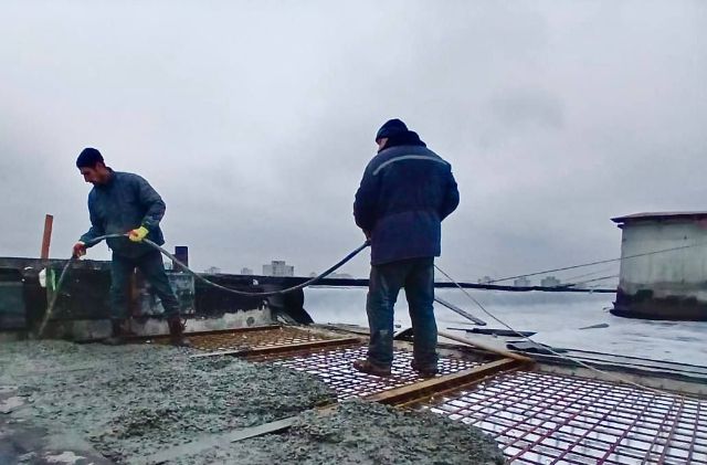 В Харькове ремонтируют поврежденный обстрелом дом (фото)