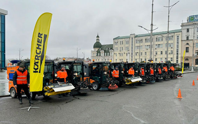 Харьков получил 10 новых машин для уборки тротуаров (фото, видео)