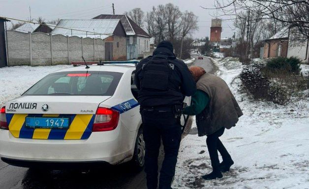 Полицейские спасли бабушку, которая бродила без одежды и обуви