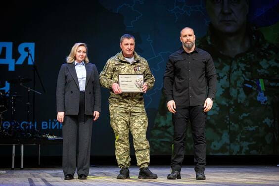 Чиновники та військовий