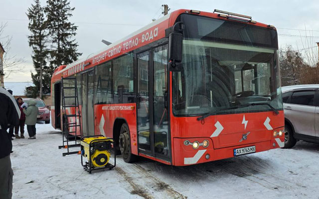 Возле пострадавших от авиаудара домов на Клочковской открыли мобильный ЦНАП (фото)