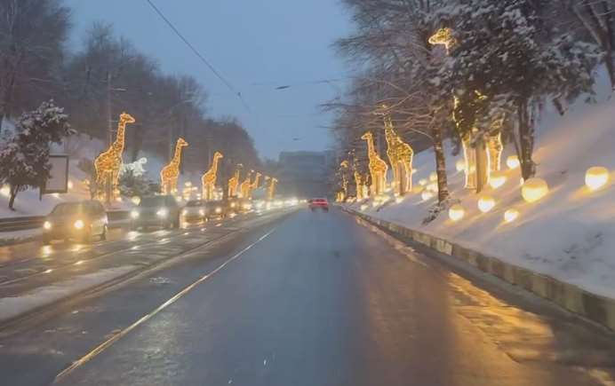 В Харькове на Клочковском спуске заработали световые инсталляции (видео)